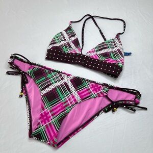 Bikini - has Crisscrossed Back Ties
